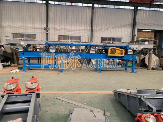 Transportador vibratório excêntrico equilibrado para transporte de grânulos de plástico.