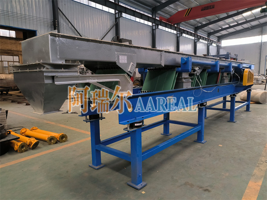 Transportador vibratório excêntrico equilibrado para transporte de grânulos de plástico.